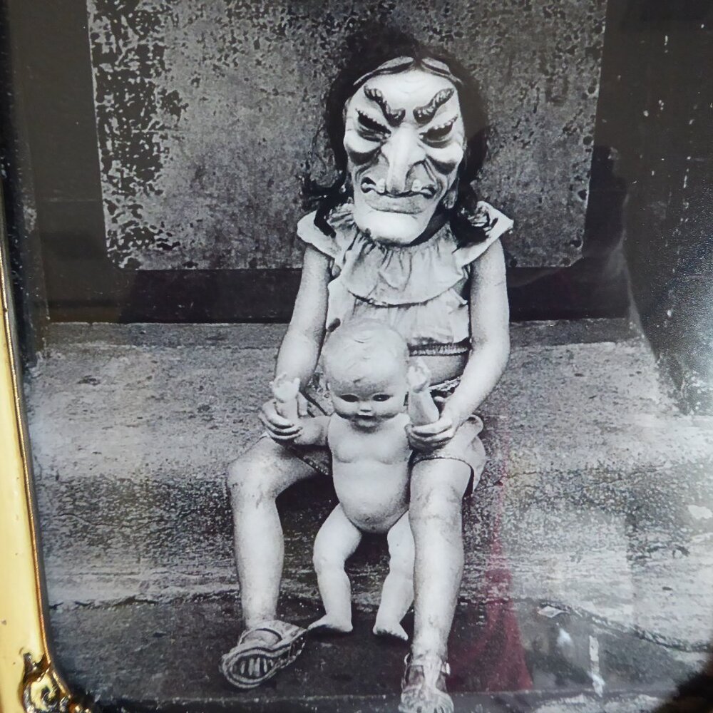 NEW 15" HALLOWEEN CREEPY WITCH GIRL HOLDING DOLL SCARY FRAME EASEL BACK ODDITY - Picture 4 of 11